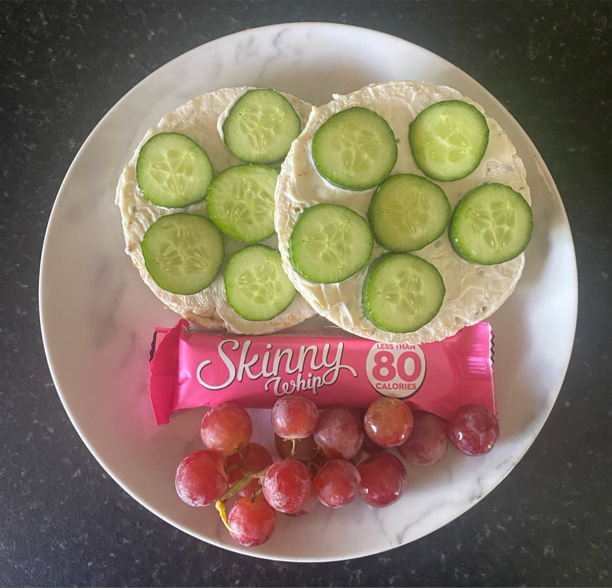 Papsgotproblems's tweet photo. IS THIS CONSIDERED AESTHETIC 

// #edrtwt 

2 rice cakes with cream cheese and cucumber slices (62 cal each), strawberry skinny whip bar (79 cal), red grapes (34 cal)

236 total! https://t.co/wYHaagPu5x