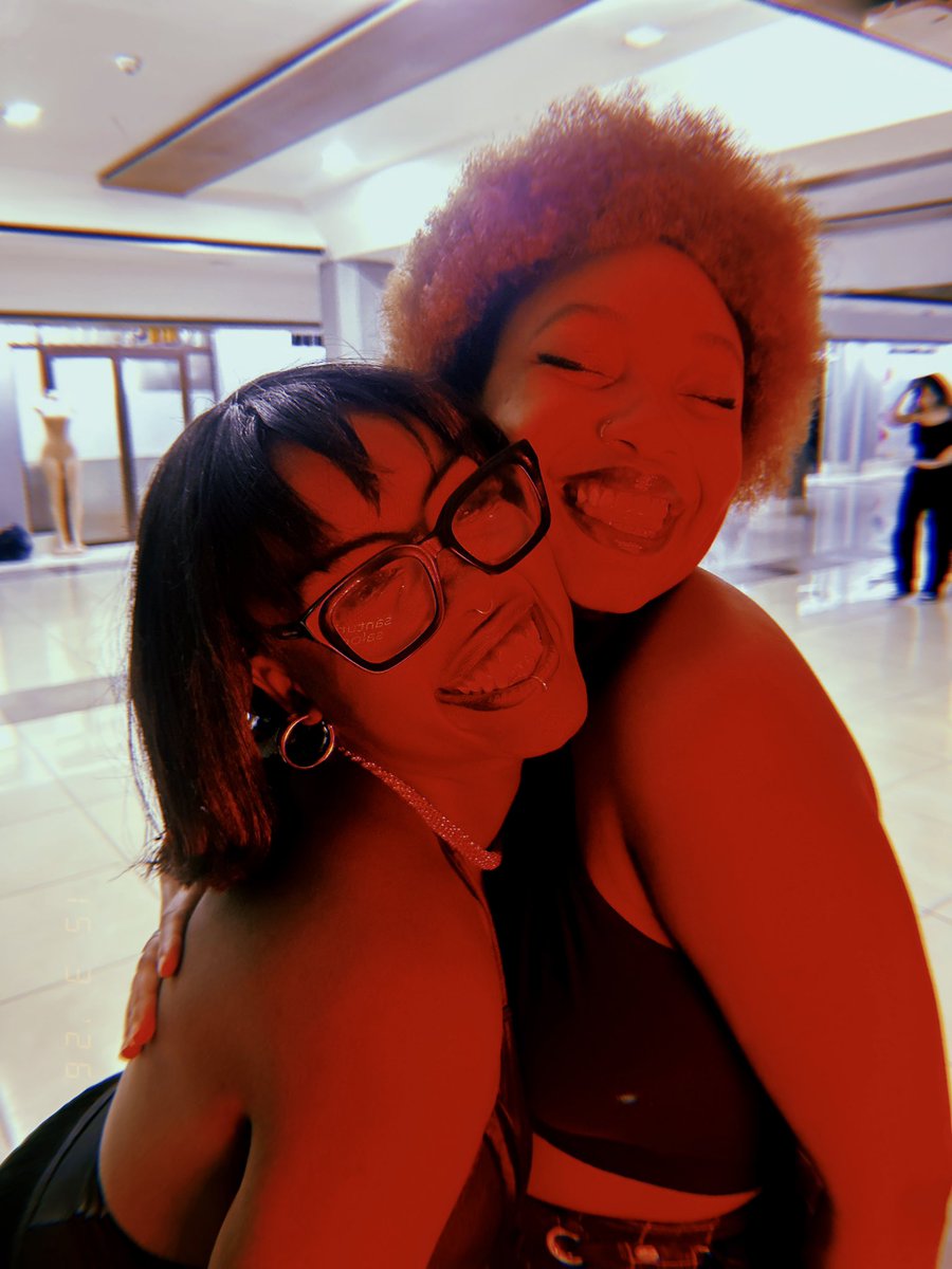 blekjpg's tweet photo. happy girlfriends day, i love you https://t.co/LU4xBBHTMH