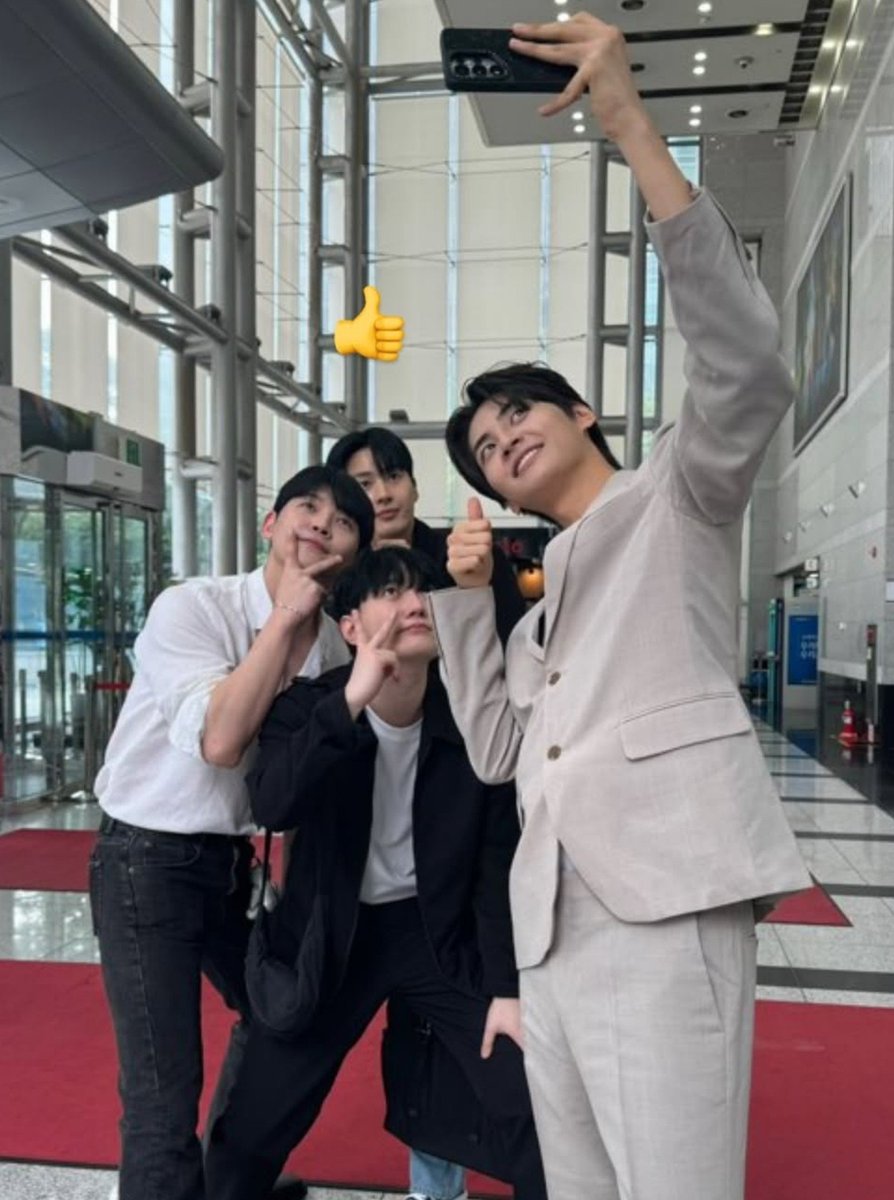 u10tcokr's tweet photo. HAPPY WEEKEND Y'ALL?????? https://t.co/JpCJ5yqrUl