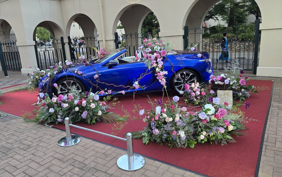 purple7se's tweet photo. ポーの一族
8/1ソワレ　LEXUS貸切

✨薔薇とLEXUS✨

終演後のあーさのご挨拶
｢LEXUS様のように極上のパフォーマンスをお届けしたいと思います｣😊 https://t.co/xVJnG7qF4E