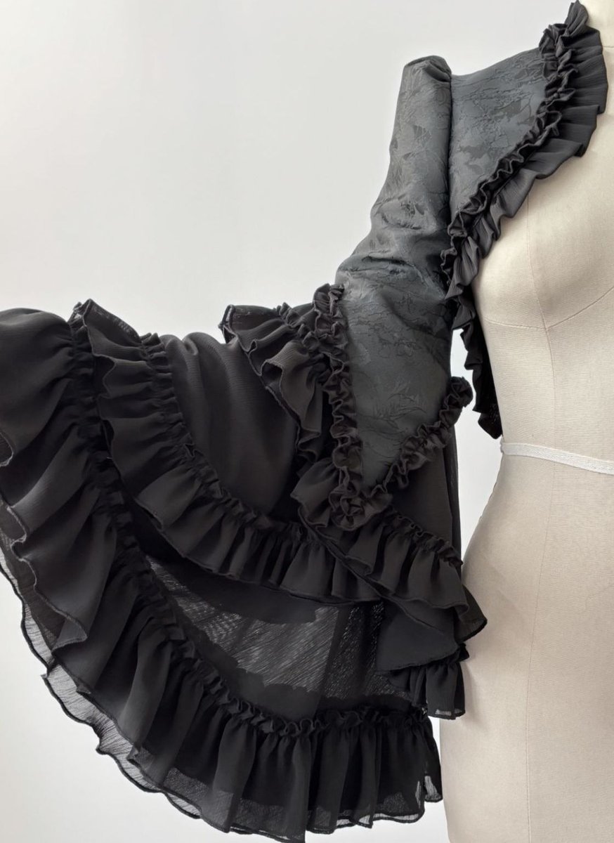 epetice's tweet photo. 🌹夏のプレゼント企画🌹

Vampire Night 姫袖ボレロ【時織魔女】
お好きなサイズを1名様にプレゼント！

応募方法： @epetice フォロー＆リポスト
締切：8月11日(火)まで
抽選後当選者様へDMよりご連絡差し上げます https://t.co/42e2F8AdYc