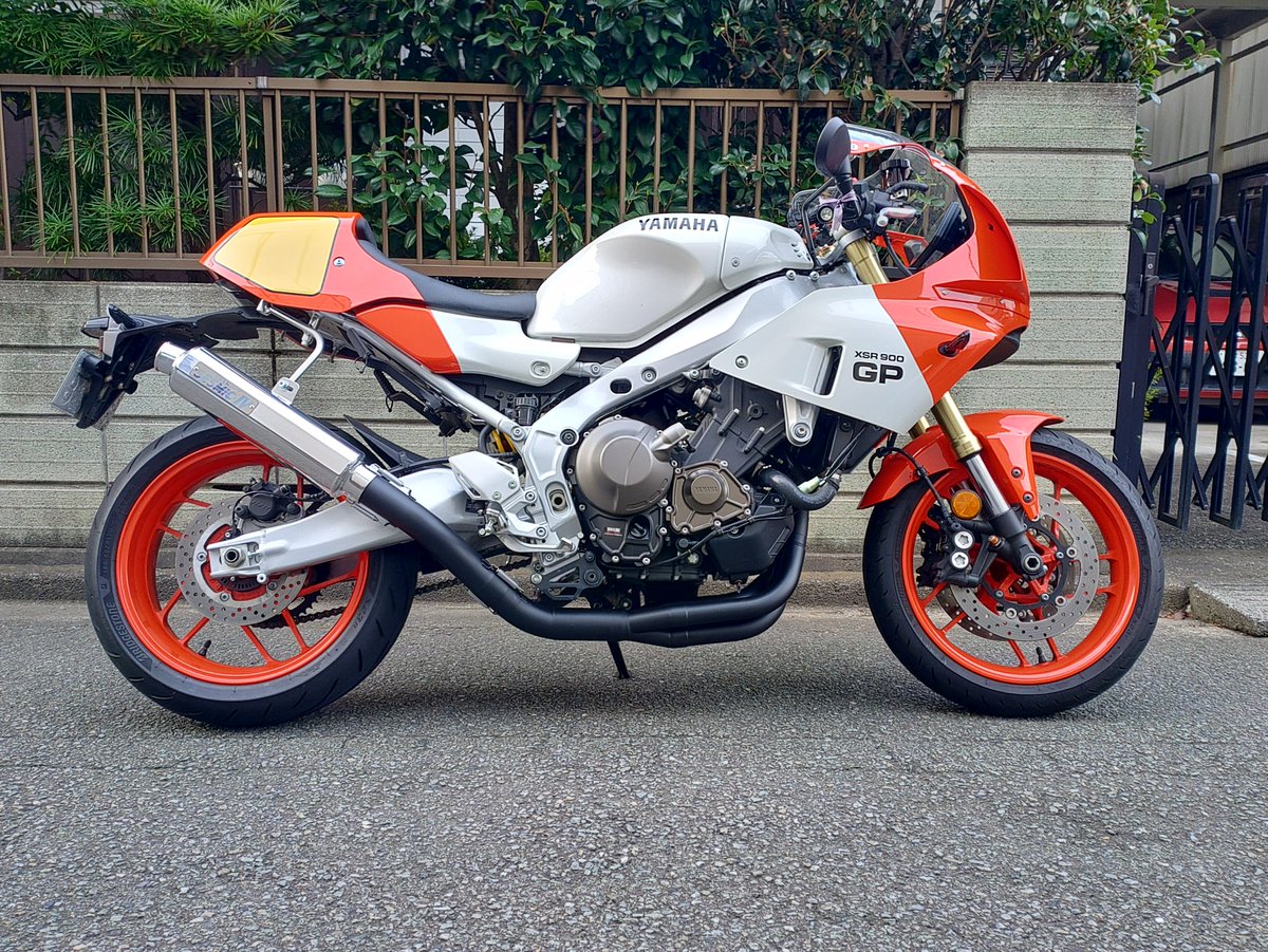 combatpython's tweet photo. 長く辛い出張続きの対価でOVER Racingの集合管をYSP東大宮さんで取り付けてもらいました。集合部分もスッキリしていて黒塗りのエキパイも80年代のテイスト感バッチリです。ノーマルのルックスも良いけど、マフラー出てた方がよりカッコいいですね。
#OVERRacing
#XSR900GP
#YSP東大宮 https://t.co/G5n8glUWRj