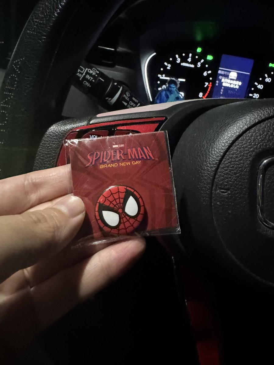 Cat_ca46's tweet photo. スパイダーマン２日連チャンで観てしまった
今話題の例のキーホルダー地元の映画館は秒売れ
他県の市の映画館に切ったら一つ残ってて買ってしまったのだ https://t.co/Zh8sWFubmV