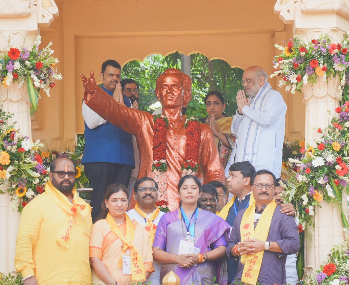BJP4Maharashtra's tweet photo. केंद्रीय गृह व सहकार मंत्री अमितजी शाह यांच्यासमवेत मुख्यमंत्री देवेंद्रजी फडणवीस यांनी आज सारस बाग, पुणे येथे साहित्यरत्न, लोकशाहीर अण्णाभाऊ साठे यांच्या जयंतीनिमित्त त्यांच्या पुतळ्यास पुष्पहार अर्पण करुन विनम्र अभिवादन केले. 

@AmitShah @Dev_Fadnavis #लोकशाहीर_अण्णाभाऊ_साठे #AnnaBhauSathe