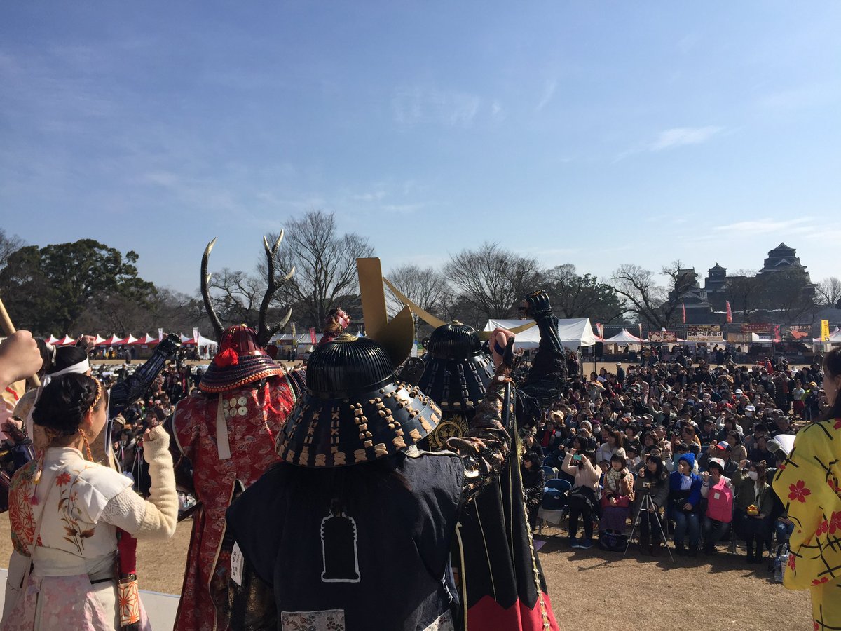 hasekura6emon's tweet photo. 本日八月一日は伊達武将隊初出陣の記念の日。炎天下の中の初陣でした。

我らが蘇った7ヶ月後の翌年三月に東日本大震災が起こりました。我らは震災からの観光復興という新たな使命を胸に全国各地へと駆け巡りました。本当に多くの方々に、仙台を、宮城を、東北を、応援していただきました。仙台城や物産展、様々なお祭り、イベントで、たくさんの励ましの声をいただきました。その応援や励ましは、震災から十五年経った今でも、我らの心に残っております。我らの活動の原点になっているように思います。

十年前、同じ思いをされた武将たちがいました。熊本城おもてなし武将隊の皆様です。この十年、震災からの観光復興に懸命に取り組まれてきました。ようやくここまできた、と感じられていたところでしょう。

七月二十八日、再びの大きな地震が熊本を襲いました。その前日には結成14周年を迎えられたばかりでした。熊本城おもてなし武将隊の皆様の悔しさ、無念さ、察するに余りあります。
そして同時に、それでも前を向いていくんだ、いかなければならないんだ、という想いになられたのではないかと感じました。

今はまだ、生きるために必要なものをなんとかしなくてはいけない段階の地域も多く、易々と観光復興を叫べませんが、必ずや我らのような存在が、人々を楽しませるため、鼓舞するために、必要になる時が来るはずです。その時には我ら伊達武将隊、喜んで熊本に駆けつけたく存じます。

熱き想いをこの胸に。
心はともにある。
皆とともに前へ、仙台・熊本！！！

最後に、本日十六周年を迎え、十七年目に入った我ら伊達武将隊に対して、お祝いしてくださった皆様、本当にありがとうございます。
辛いことがあった日も、誕生日や記念日は変わらずにきます。皆様もそんな日は不謹慎と思わずに、お祝いしましょう。盛大にはできなくても、小さなお祝いでもしましょうね。こんな時だからこそ、日々の普通の喜びを、喜ぼう。

今があることに、
ともに生きていることに感謝して。