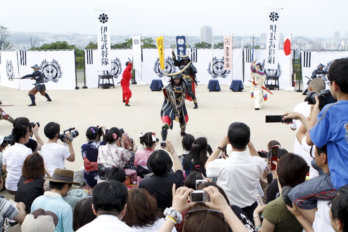 hasekura6emon's tweet photo. 本日八月一日は伊達武将隊初出陣の記念の日。炎天下の中の初陣でした。

我らが蘇った7ヶ月後の翌年三月に東日本大震災が起こりました。我らは震災からの観光復興という新たな使命を胸に全国各地へと駆け巡りました。本当に多くの方々に、仙台を、宮城を、東北を、応援していただきました。仙台城や物産展、様々なお祭り、イベントで、たくさんの励ましの声をいただきました。その応援や励ましは、震災から十五年経った今でも、我らの心に残っております。我らの活動の原点になっているように思います。

十年前、同じ思いをされた武将たちがいました。熊本城おもてなし武将隊の皆様です。この十年、震災からの観光復興に懸命に取り組まれてきました。ようやくここまできた、と感じられていたところでしょう。

七月二十八日、再びの大きな地震が熊本を襲いました。その前日には結成14周年を迎えられたばかりでした。熊本城おもてなし武将隊の皆様の悔しさ、無念さ、察するに余りあります。
そして同時に、それでも前を向いていくんだ、いかなければならないんだ、という想いになられたのではないかと感じました。

今はまだ、生きるために必要なものをなんとかしなくてはいけない段階の地域も多く、易々と観光復興を叫べませんが、必ずや我らのような存在が、人々を楽しませるため、鼓舞するために、必要になる時が来るはずです。その時には我ら伊達武将隊、喜んで熊本に駆けつけたく存じます。

熱き想いをこの胸に。
心はともにある。
皆とともに前へ、仙台・熊本！！！

最後に、本日十六周年を迎え、十七年目に入った我ら伊達武将隊に対して、お祝いしてくださった皆様、本当にありがとうございます。
辛いことがあった日も、誕生日や記念日は変わらずにきます。皆様もそんな日は不謹慎と思わずに、お祝いしましょう。盛大にはできなくても、小さなお祝いでもしましょうね。こんな時だからこそ、日々の普通の喜びを、喜ぼう。

今があることに、
ともに生きていることに感謝して。