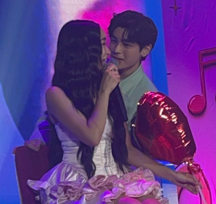 pieckth's tweet photo. never ask an eclipce what happened during the ymfs fanmeet bcs how would you even describe this without fainting...

GELIX MEETS ECLIPCE
ANGELs FINAL SONG https://t.co/g7mJEp0zap