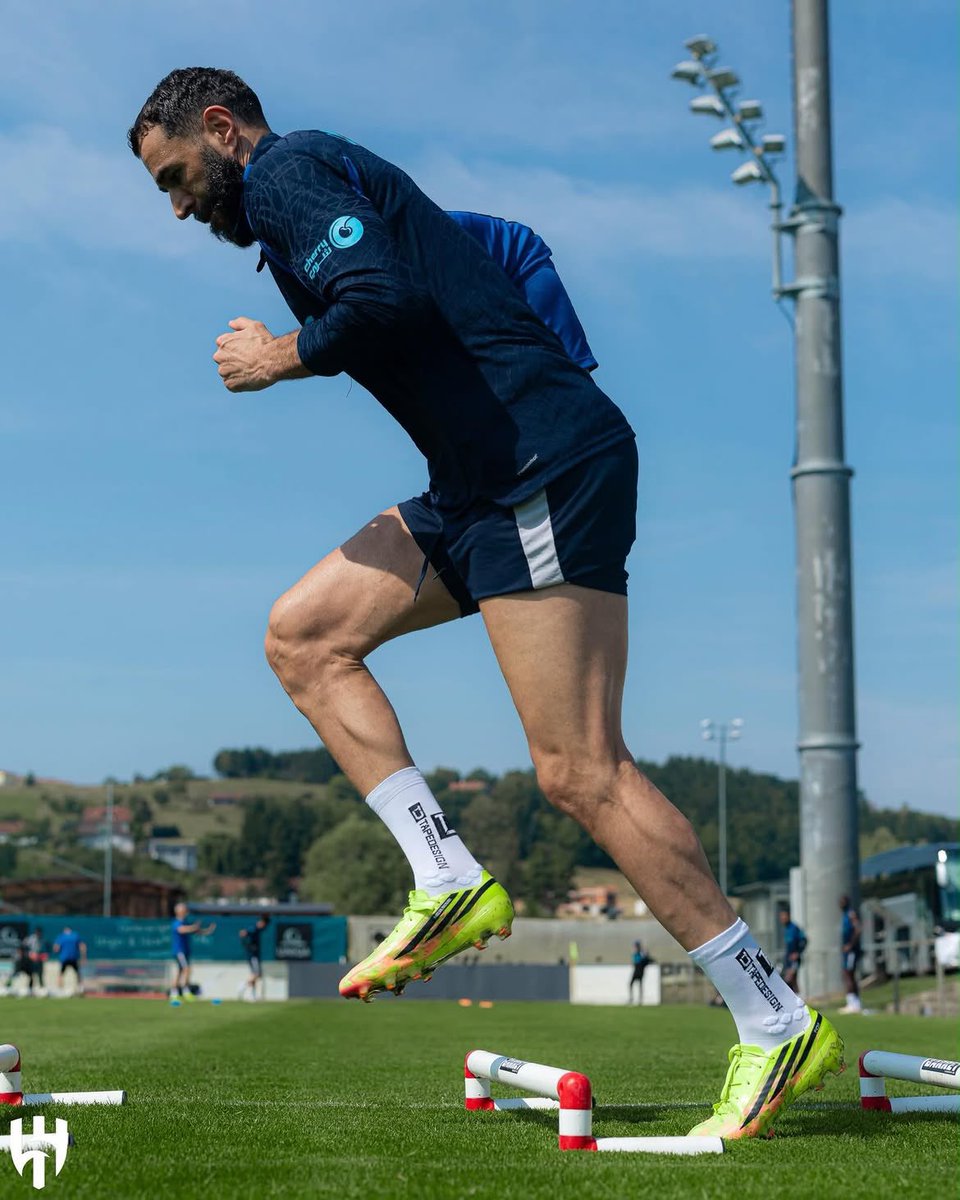 Benzema's tweet photo. Salam à tous ☝🏼 #charbon 🔥 #kb9 https://t.co/N69FIFddsp