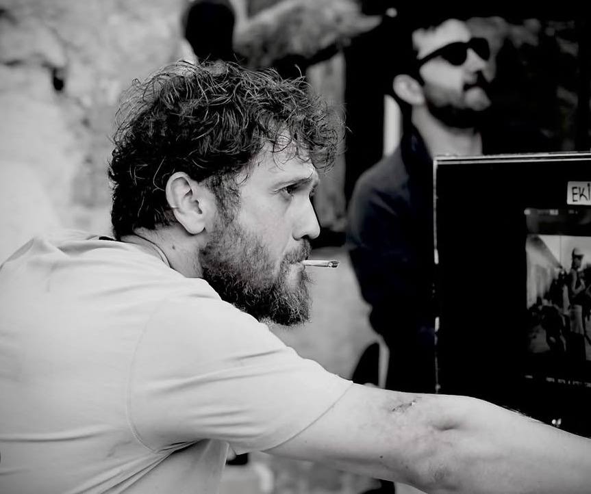 Magazin_Buradaa's tweet photo. #arasbuluti̇ynemli , Eve Giden Yol’un setinden siyah-beyaz pozlarını yayınladı. https://t.co/QJ8aE4EIL8