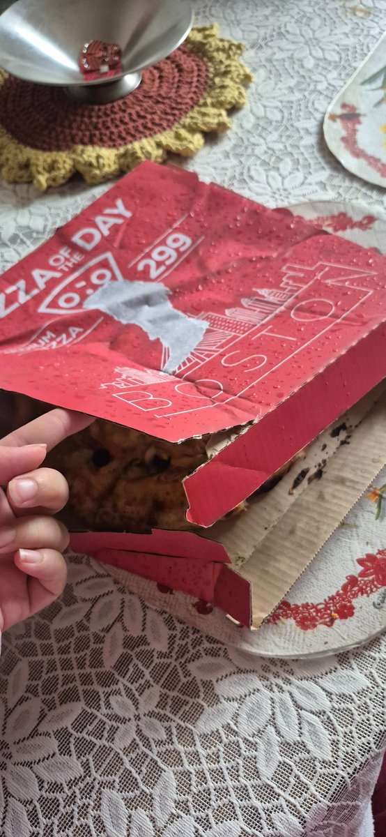 NitikaMehra10's tweet photo. @zomatocare the care that delivery boy took while bringing the order. This is the quality of packaging!!! https://t.co/0WFlQ6xcpm