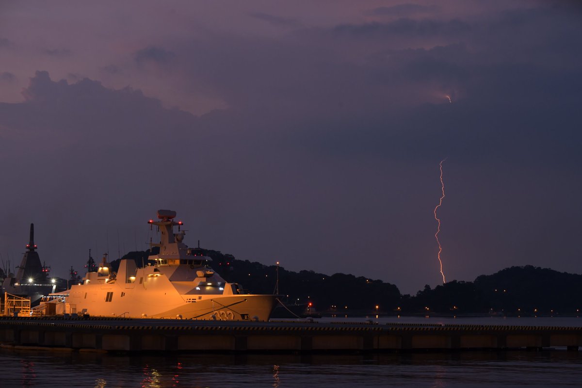 cb7e79bb977440f's tweet photo. インドネシア海軍Gusti Ngurah Raiと雷！ https://t.co/hSzdjiFGIr