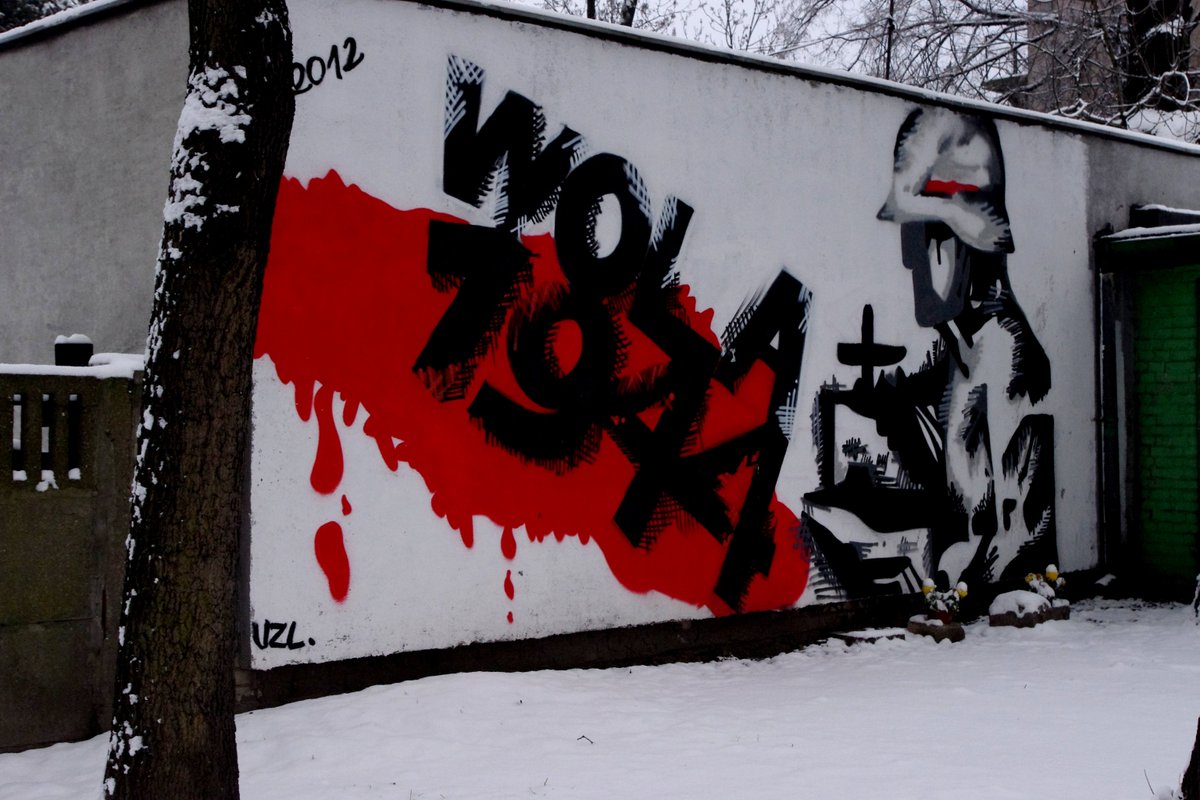 PolitycznymOkie's tweet photo. Liczba żyjących powstańców warszawskich:

2018 - ok. 2000
2019 - ok. 1800
2020 - ok. 1200
2021 - ok. 900
2022 - 712
2023 - 528
2024 - 397
2025 - 292
2026 - 225

Średnia wieku wszystkich powstańców warszawskich wynosi na chwilę obecną w przybliżeniu około 98-99 lat.

W ostatnich latach rokrocznie odchodzi średnio około 25% pozostałych przy życiu powstańców.

Szacuje się więc, że w 2029 roku ich liczba spadnie poniżej setki, a ostatni żyjący powstaniec odejdzie od nas na początku II połowy lat 30. XXI wieku.

Pielęgnujmy pamięć o powstaniu, dbając o to, by prawda o tamtych tragicznych dniach przetrwała w stanie nienaruszonym.

Bo pamięć jest jak żywa rana, której nie wolno pozwolić zarosnąć fałszem” - Krzysztof Kamil Baczyński