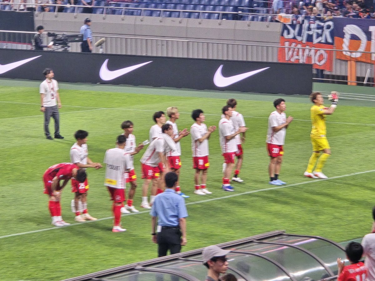 zubaura's tweet photo. チームがバラバラ

挨拶したい選手だけがスタジアムを1周 https://t.co/12M2joKGtV