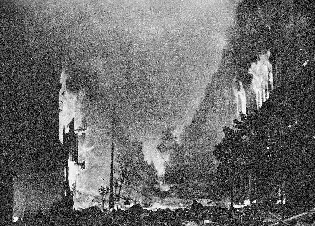 PolitycznymOkie's tweet photo. Liczba żyjących powstańców warszawskich:

2018 - ok. 2000
2019 - ok. 1800
2020 - ok. 1200
2021 - ok. 900
2022 - 712
2023 - 528
2024 - 397
2025 - 292
2026 - 225

Średnia wieku wszystkich powstańców warszawskich wynosi na chwilę obecną w przybliżeniu około 98-99 lat.

W ostatnich latach rokrocznie odchodzi średnio około 25% pozostałych przy życiu powstańców.

Szacuje się więc, że w 2029 roku ich liczba spadnie poniżej setki, a ostatni żyjący powstaniec odejdzie od nas na początku II połowy lat 30. XXI wieku.

Pielęgnujmy pamięć o powstaniu, dbając o to, by prawda o tamtych tragicznych dniach przetrwała w stanie nienaruszonym.

Bo pamięć jest jak żywa rana, której nie wolno pozwolić zarosnąć fałszem” - Krzysztof Kamil Baczyński