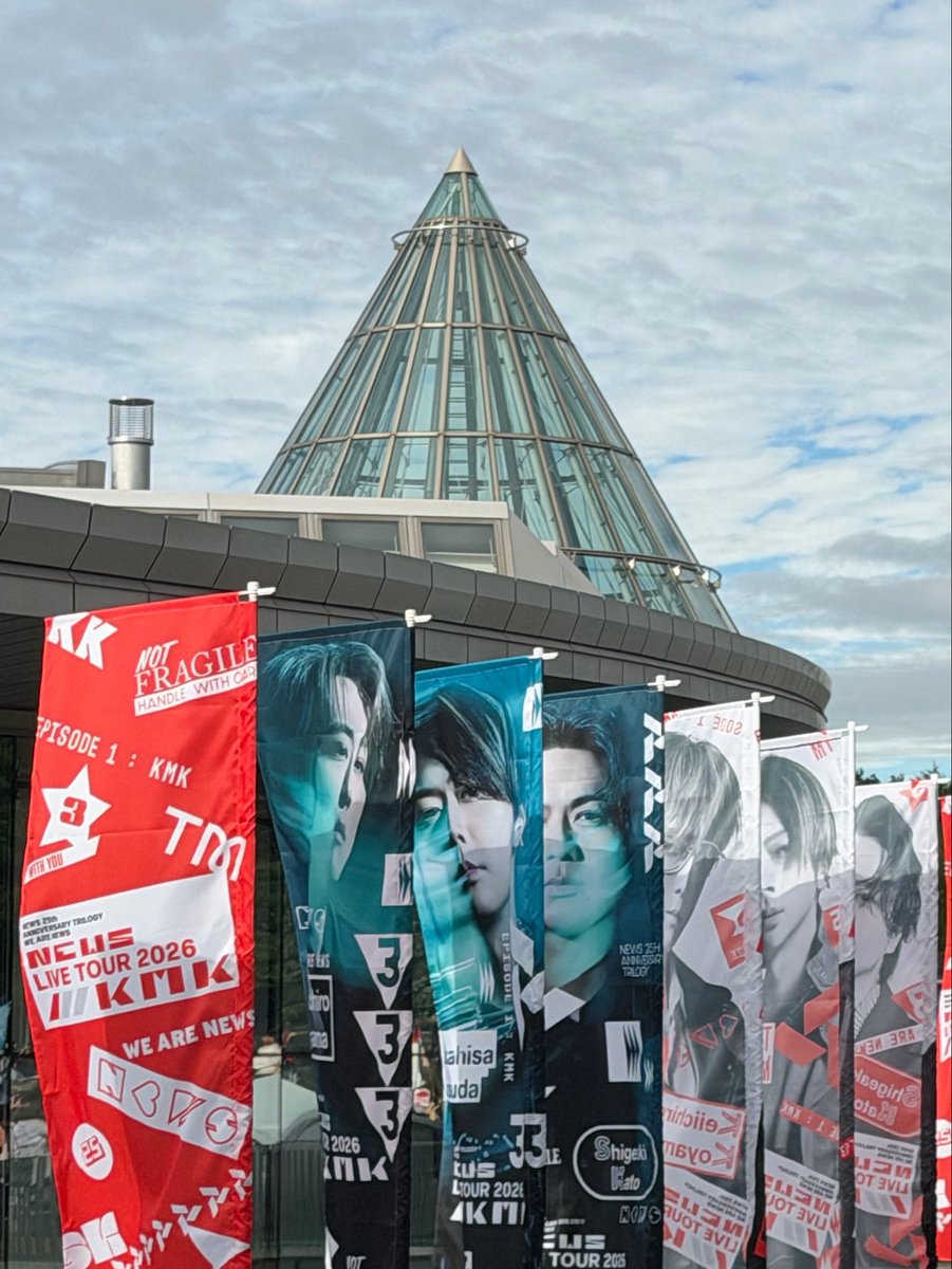 kono_UHB's tweet photo. 『NEWS LIVE TOUR 2026 /// KMK
』行ってきました！
フォロワーの皆さまに教えていただき、
滑り込みで一般チケットを購入。

席は一番後ろでデカ男としては
思う存分"縦のノリ"ができました！

ツアーTシャツの色合いのおかげで、
席が埋まるにつれて客席が
レッドカーペットみたいになってました！ https://t.co/Kzntk2HTrO