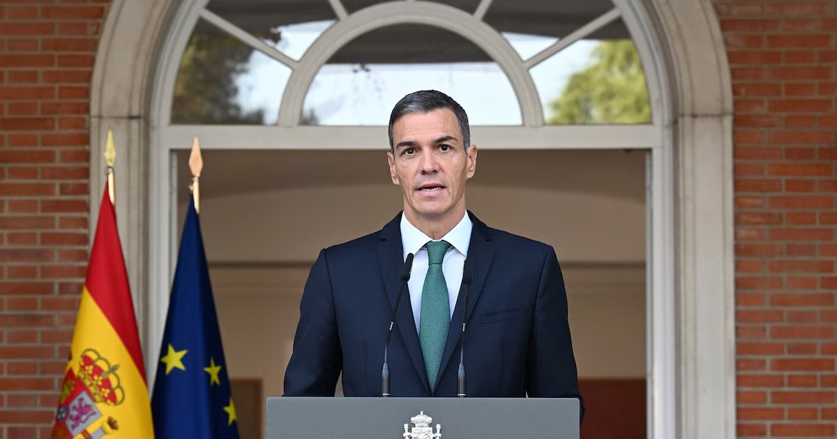 makemorocco's tweet photo. 🚨EXPLICATION

La loi sur la nationalité sahraouie, votée par la Commission de Justice en juillet 2026, est une mesure de réparation historique pour l’Espagne mais un affront intolérable pour le Maroc.

Le texte octroie la citoyenneté espagnole par carte de nature aux Sahraouis nés sous administration espagnole avant septembre 1977, ainsi qu'à leurs descendants.

En validant ce projet porté par Sumar (parti de gauche pro zweml) et finalement accepté par le parti de Pedro Sánchez (PSOE), Madrid commet trois actes géopolitiques majeurs aux yeux de Rabat :

-Reconnaissance identitaire : L'Espagne attribue un statut juridique distinct aux habitants du Sahara Occidental, brisant le récit marocain d'une souveraineté exclusive et indiscutable sur ce territoire.

-Soutien indirect au Front Polisario : En facilitant l'accès au passeport européen pour des milliers de réfugiés des camps de Tinduf, Madrid renforce indirectement la cause sahraouie.

-Rupture de l'équilibre diplomatique : Ce vote parlementaire annule le virage pro-marocain que Sánchez avait amorcé en 2022, réveillant la colère noire de Rabat qui considère le Sahara comme sa priorité nationale absolue.