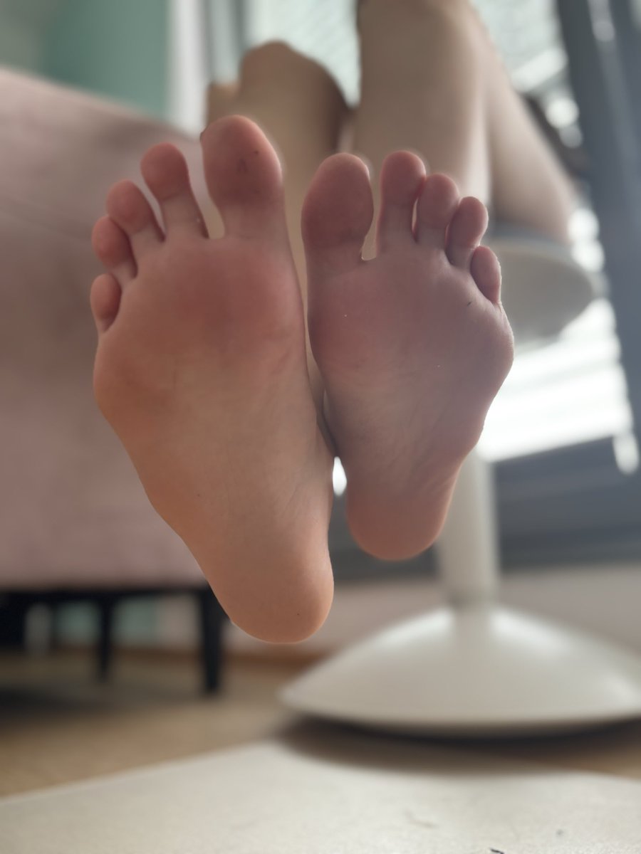 anna_brown201's tweet photo. Guten Morgen!
Ich kann hier brav meine Füße hochlegen, während du vor mir knien musst. 
#feetfetısh #soles https://t.co/jE2PLvOu6L