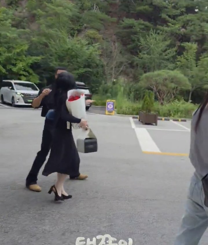 xolovem_ily's tweet photo. HE HOLDS HER HAND, PUT HIS ARM AROUND HER SHOULDER

okay this is bare minimum BUT STILL
DAMN IT WHY AM I CYRING? 😭

I'm just sooo happy seeing my favourite girl being sooo happy😭 my heart is at ease seeing this🥹💗

#TiffanyYoung #ByunYohan https://t.co/AhpD8HY1N3