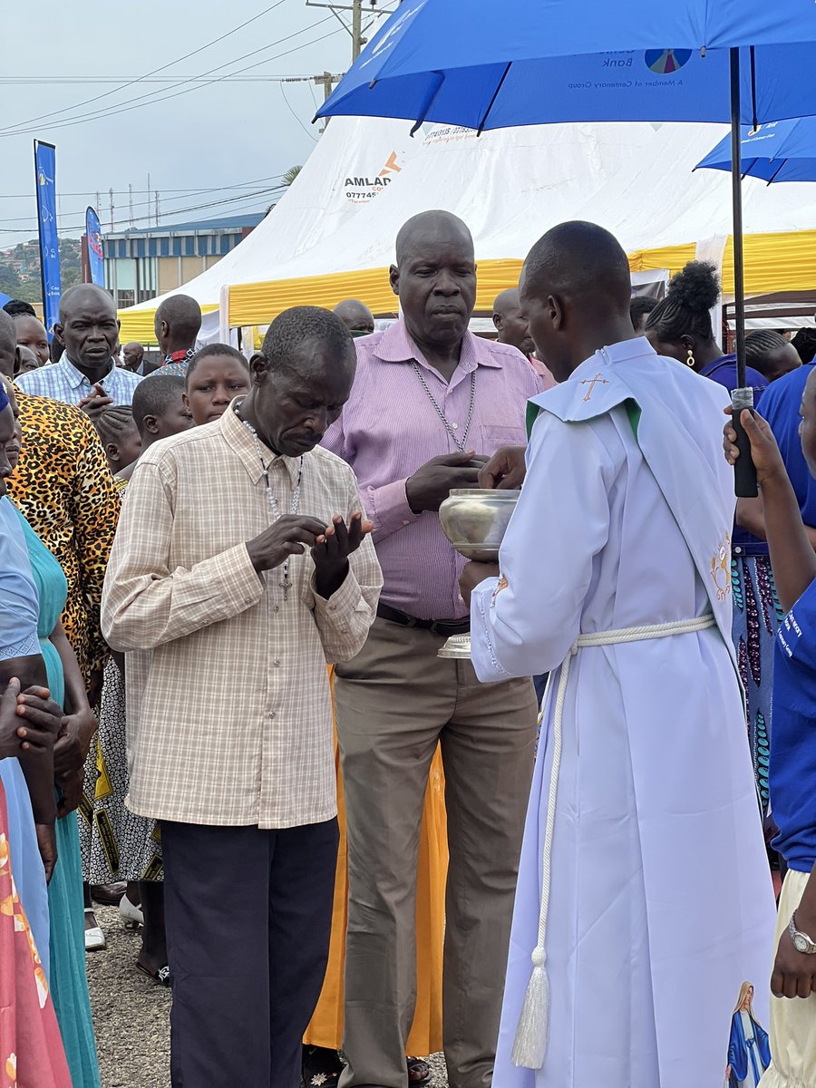 RadioPacisnews's tweet photo. Christians taking the body and blood of Jesus Christ, in the ordination Mass at Ediofe Cathedral.
#Ordination #AruaDiocese #PeaceOfChristForAll https://t.co/0XUGIB1PAI