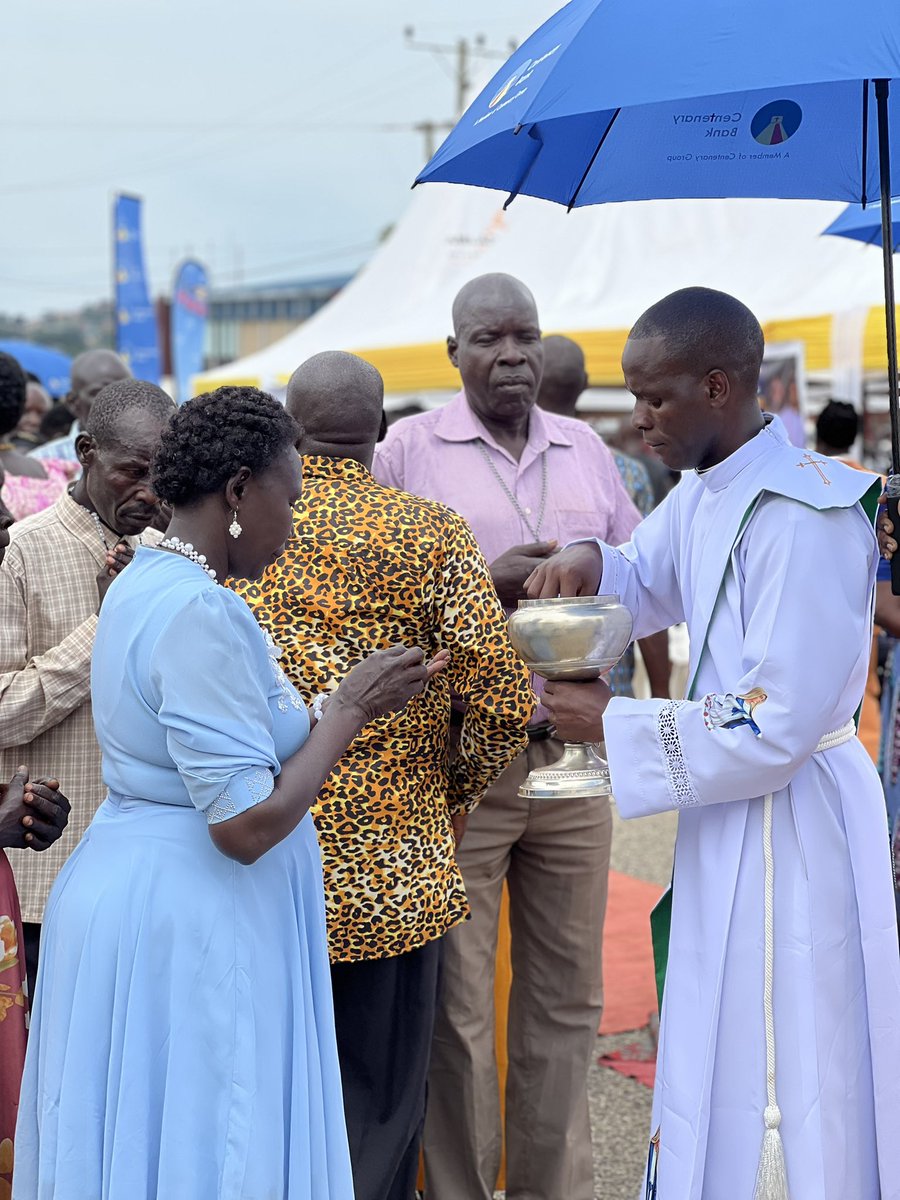 RadioPacisnews's tweet photo. Christians taking the body and blood of Jesus Christ, in the ordination Mass at Ediofe Cathedral.
#Ordination #AruaDiocese #PeaceOfChristForAll https://t.co/0XUGIB1PAI