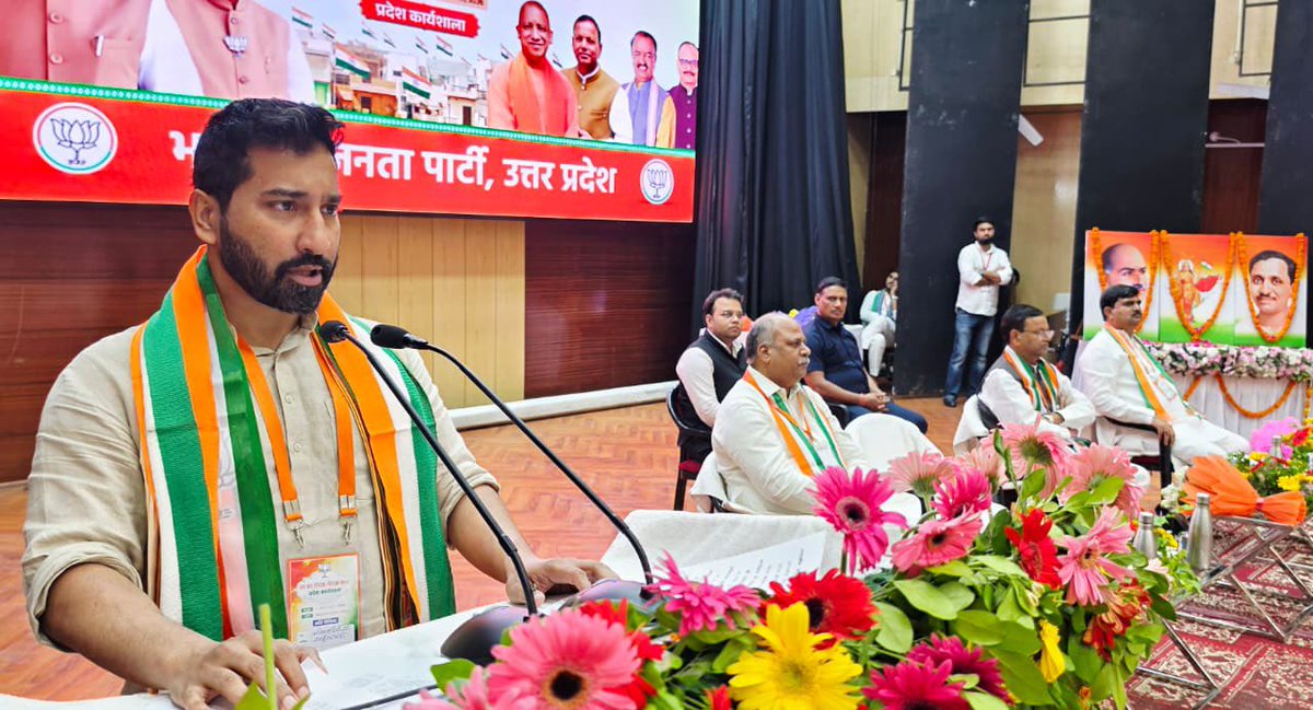 YatendraMedia's tweet photo. हर घर तिरंगा अभियान को जन-जन तक पहुंचाने के संकल्प के साथ आज लखनऊ में भारतीय जनता पार्टी उत्तर प्रदेश की “हर घर तिरंगा”  तिरंगा यात्रा कार्यशाला में सहभागिता का अवसर प्राप्त हुआ।

इस अवसर पर आदरणीय प्रदेश अध्यक्ष श्री पंकज चौधरी जी, आदरणीय प्रदेश संगठन मंत्री श्री धर्मपाल जी एवं मुख्य अतिथि आदरणीय राष्ट्रीय मंत्री श्री अनिल के एंटनी जी का प्रेरणादायी मार्गदर्शन प्राप्त हुआ।

कार्यशाला में प्रदेश से लेकर जिला एवं मंडल स्तर तक भव्य तिरंगा यात्राओं के सफल आयोजन, जनभागीदारी और राष्ट्रभक्ति के इस अभियान को घर-घर तक पहुंचाने को लेकर विस्तृत मंथन एवं कार्ययोजना पर चर्चा हुई।

आइए, राष्ट्र के सम्मान और तिरंगे की शान को जन-जन का अभियान बनाएं।