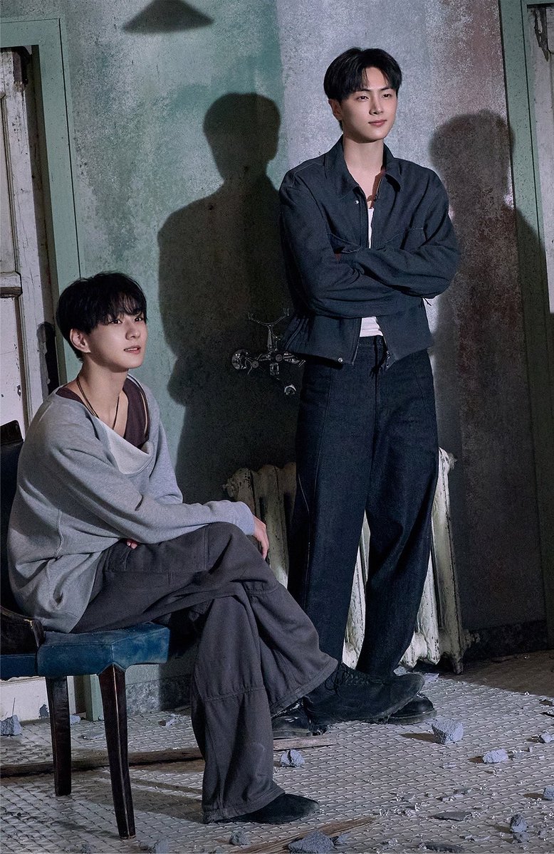 zooniin's tweet photo. 의자에 앉을때 포즈랑 서있을때 포즈차이봐보셈 https://t.co/akYxcgyjhY