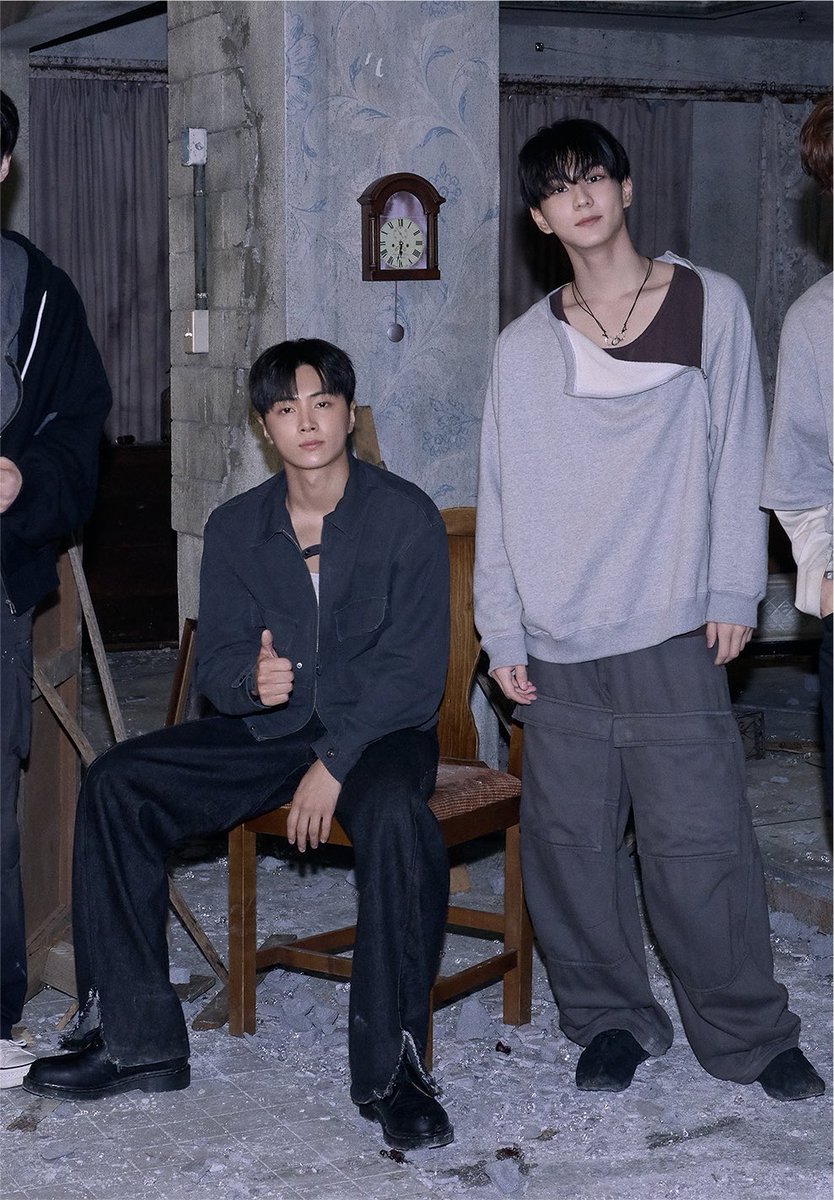 zooniin's tweet photo. 의자에 앉을때 포즈랑 서있을때 포즈차이봐보셈 https://t.co/akYxcgyjhY