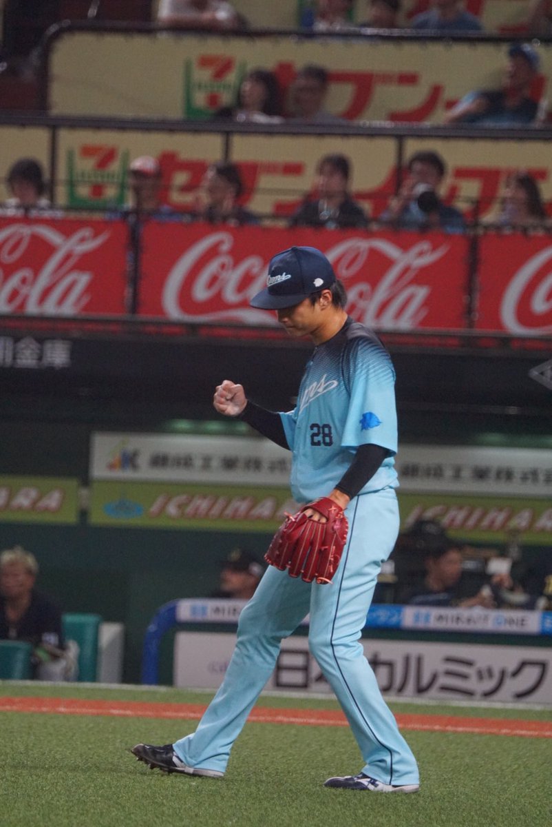 869_586 tweet picture