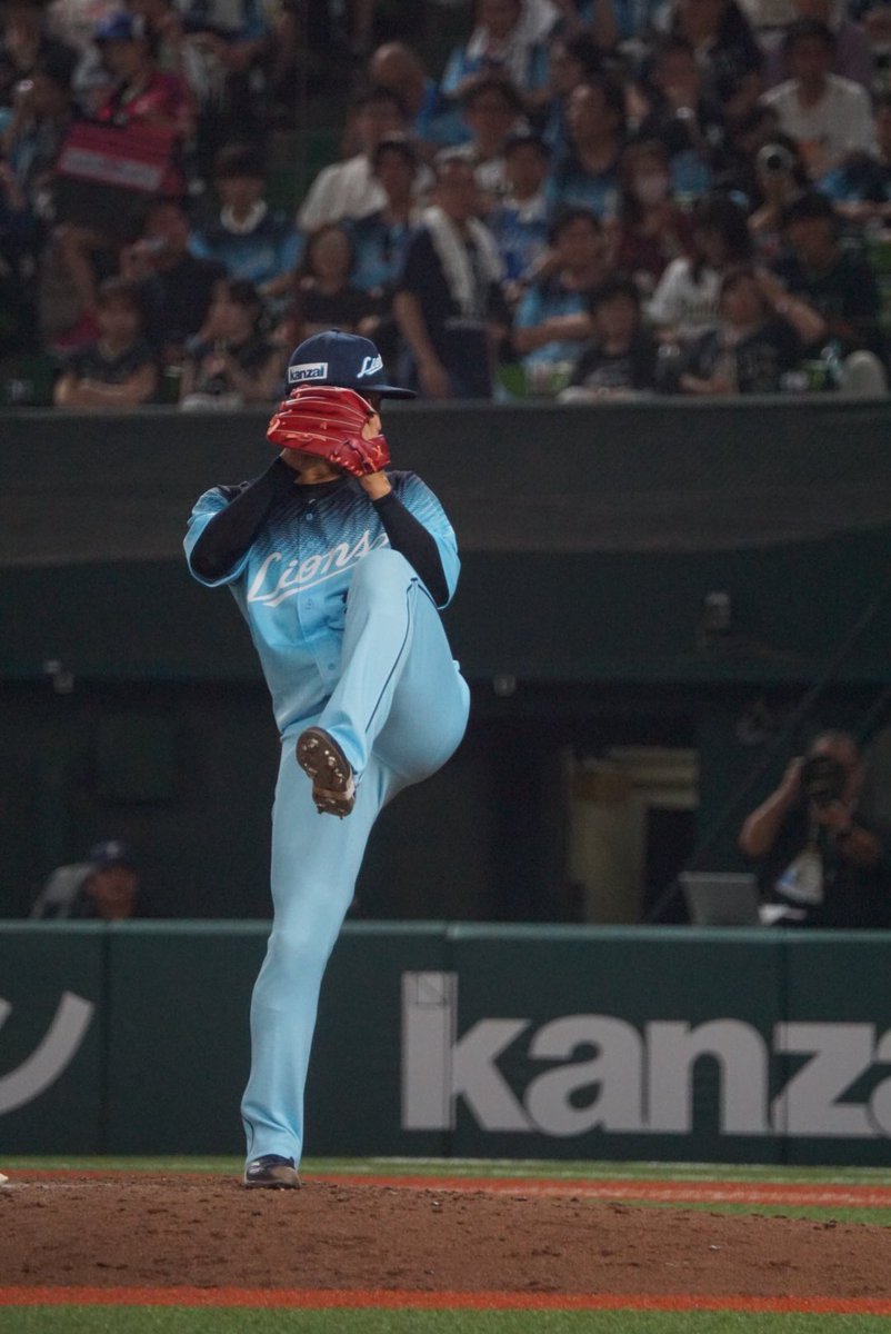 869_586 tweet picture