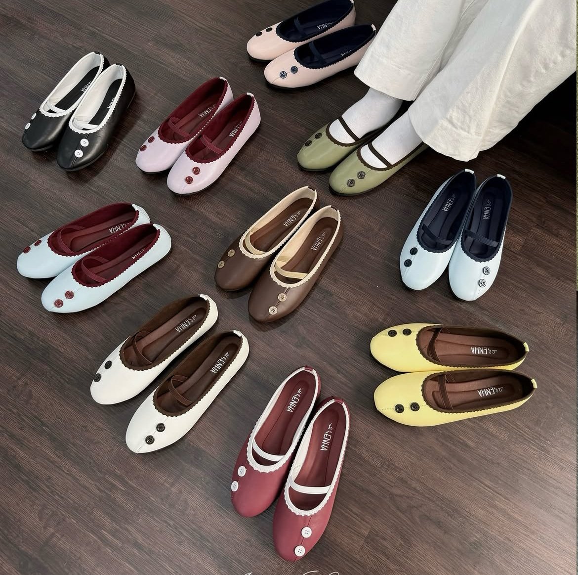 aestherins's tweet photo. Nemu flatshoes lokal brand yang dibuat langsung sama para pengrajin rumahan, liat deh modelnya lucu banget??! 😭 https://t.co/UrkmIKQf4n