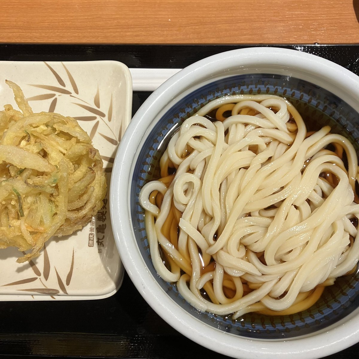 vanilledog20's tweet photo. 丸亀製麺
釜揚げうどんの日 冷ぶっかけ 得　410円
野菜かき揚げ　200円 https://t.co/GZ8NcvfKB6