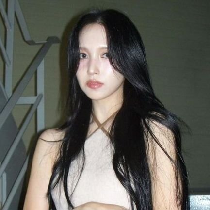 iqorww's tweet photo. Isn't this Mina from TWICE? I think of her every time I see her https://t.co/4bKZtDXo5K