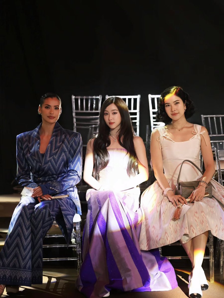 aheyefcofficial's tweet photo. [IG post] aheyekrn_ 01.08.26

EM DISTRICT SENSE OF THAI 2026

“ผ้าไหมมัดหมี่”จากดีไซนเนอร์ทุกท่านสวยมาก

ร่วมชมนิทรรศการจัดแสดง ATELIER DE GRÂCE SHOWCASE
วันที่ 1 – 31 สิงหาคม 2569 
ชั้น M, EMPORIUM

#SENSEOFTHAI2026 #EMDISTRICT

[1/3]

📍https://t.co/PRuSr11W53

#Aheye4EVE #4EVE https://t.co/NUZe2dhoLB