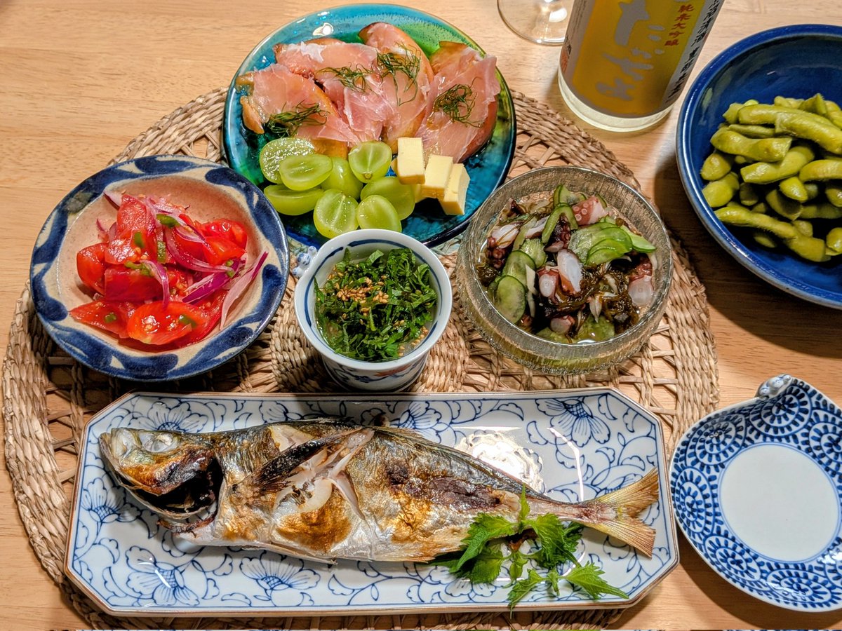 Liddell0301's tweet photo. 今晩は

🍀アジ塩焼
🍀蛸もずく酢の物
🍀大葉大根おろし
🍀トマトアチャール
🍀川中島＋生ハム、シャインマスカット、ぶどう山椒スモークチーズ
🍀蒸し枝豆
たかちよ純米大吟醸GOLDで🥂 https://t.co/GNVgiT0kAV