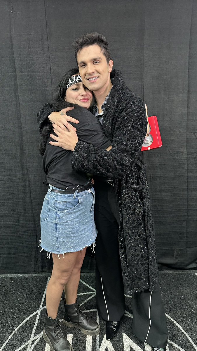 ls_now's tweet photo. o Guto pedindo pra se ajeitar pra foto e eu falei pro Luan “eu to nem aí pra foto, só me abraça apertado de novo” e foi assim que saí toda espremida 🥹 acreditem no sonho de vcs, ele acontece da forma q vcs menos imaginam https://t.co/CfDH4fNpOD
