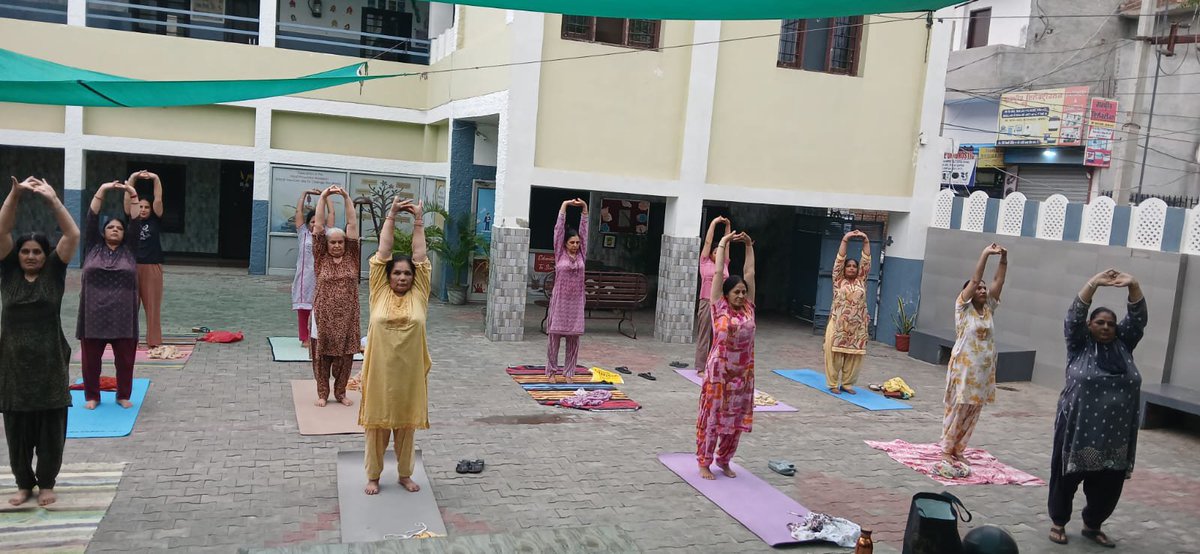 cmdyfaridkot's tweet photo. *सी.एम. दी योगशाला –*
*CM Di Yogshala –*
Little angel high school near guru tag bahadur Nagar
TIME :- 06:15 pm to 07:15 pm
@BhagwantMann @AAPbalbir @PunjabGovtIndia
@DCFARIDKOT @DPROFARIDKOT
#cmdiyogshala
#GovernmentofPunjab
#yogainspiration
#BhagwantMann
#ਪੰਜਾਬ_ਸਰਕਾਰ https://t.co/hvBWHflZrp