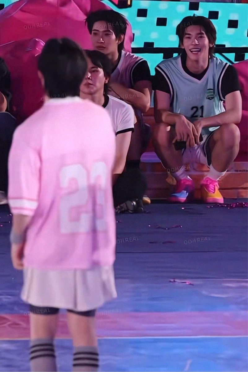 lover2tee's tweet photo. he’s so happy watching his pipor😭♥︎

TEETEEPOR CHEER UP 
#ตี๋ตี๋ป๋อสปอร์ตเดย์2026 #ตี๋ตี๋ป๋อ #PorSuppakarn #Twnpich #DMDSPORTDAY2026 https://t.co/M4WUyYkFds