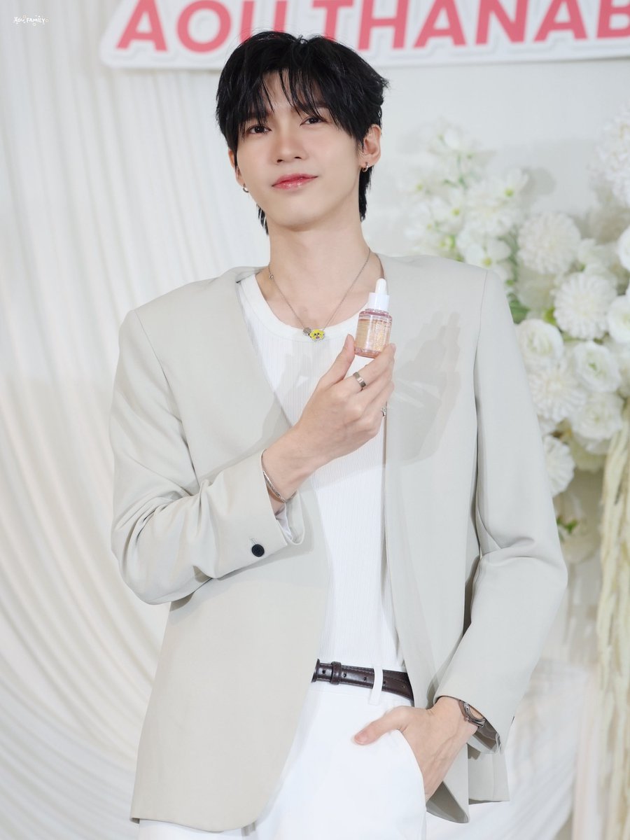 AouFamily's tweet photo. — AOU WITH ITSSKIN BEAUTY ✨ 
#ITSSKINxAouThanaboon
#aou_tnbknr 

วันนี้ขอขอบคุณ @ItsSkinTH มากๆ เลยนะคะ ที่จัดกิจกรรมสนุกๆ ให้กับน้องอู๋และแฟนๆ ผู้โชคดีได้ร่วมกิจกรรมอีกครั้งนะคะ ได้เห็นน้องอู๋ในลุคใหม่ๆ แถมยังได้ผลิตภัณฑ์ดีๆ มาใช้อีกด้วย หวังว่าโอกาสหน้าจะได้ร่วมงานกันอีกเยอะๆๆ เลยนะคะ 🙏🏻🫶🏻✨ 

ขอบคุณทีมหน้างานทุกท่านที่แบ่งปันคลิปและรูปภาพให้ทีมหน้าจอได้รับความสุขไปด้วยกันนะคะ ขอบคุณทีมหน้าจอด้วยที่มาร่วมกันเทรนวันนี้นะคะ แล้วมาพบกันใหม่งานหน้านะคะ ขอบคุณค่าาา 💛✨