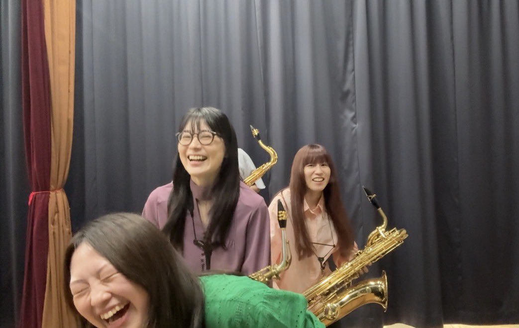charmo_sax's tweet photo. 本日はYouTube動画の撮影をしました📸
後日あがる動画をお楽しみに🚃🎤

🎷次回演奏会情報🎷
Sax ensemble charmo CONCERT vol.2
2027年1月17日(日) 19:30開演
杉並公会堂 小ホール
ご予約はこちら↓ ↓
https://t.co/iV4BSDGcuc

※練習風景はイメージです。実際とは異なります。
#ちゃるも https://t.co/D1S8OKdlKF
