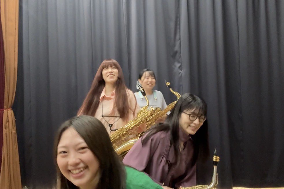 charmo_sax's tweet photo. 本日はYouTube動画の撮影をしました📸
後日あがる動画をお楽しみに🚃🎤

🎷次回演奏会情報🎷
Sax ensemble charmo CONCERT vol.2
2027年1月17日(日) 19:30開演
杉並公会堂 小ホール
ご予約はこちら↓ ↓
https://t.co/iV4BSDGcuc

※練習風景はイメージです。実際とは異なります。
#ちゃるも https://t.co/D1S8OKdlKF