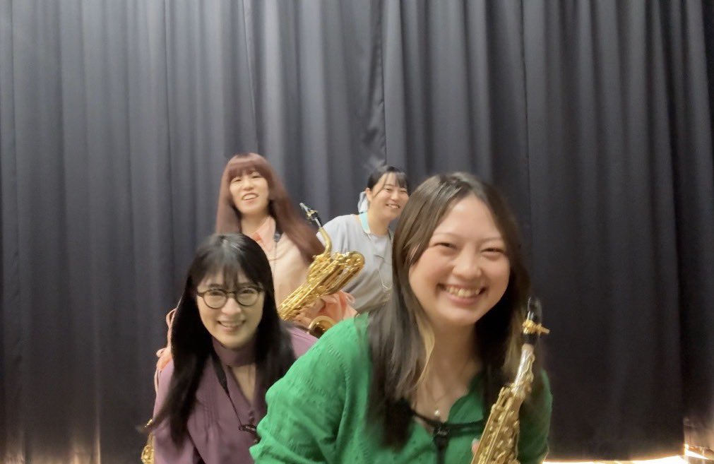 charmo_sax's tweet photo. 本日はYouTube動画の撮影をしました📸
後日あがる動画をお楽しみに🚃🎤

🎷次回演奏会情報🎷
Sax ensemble charmo CONCERT vol.2
2027年1月17日(日) 19:30開演
杉並公会堂 小ホール
ご予約はこちら↓ ↓
https://t.co/iV4BSDGcuc

※練習風景はイメージです。実際とは異なります。
#ちゃるも https://t.co/D1S8OKdlKF