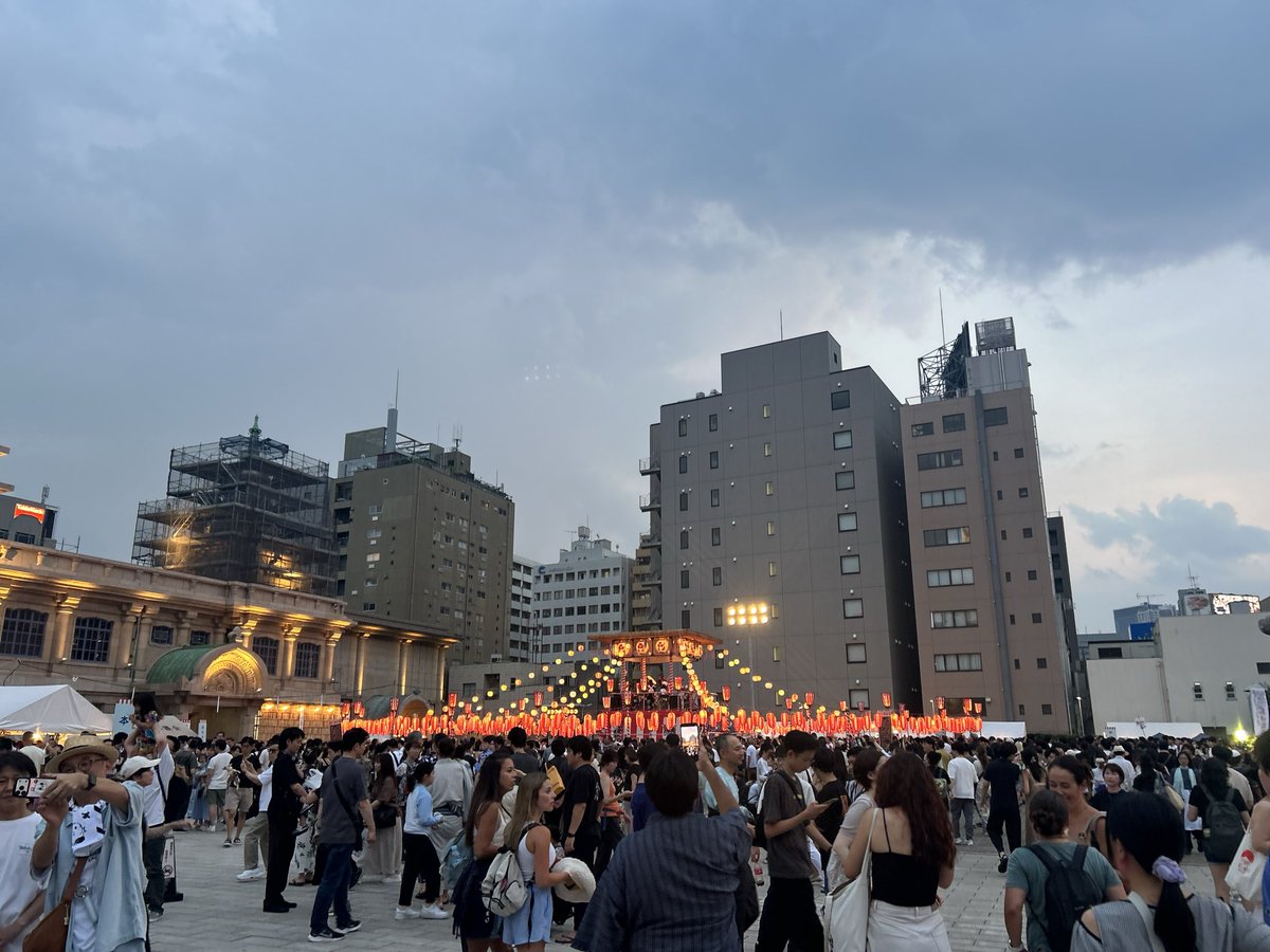 shgwrs's tweet photo. 築地本願寺の盆踊りに行ってきた。都会のオアシスのような場所が、今日はにぎやか。 https://t.co/kBuMMAcGb3