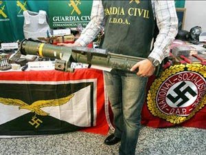 outsidersesp's tweet photo. La Guardia Civil destruye antes del juicio las pruebas contra un grupo nazi incautado con armas de guerra

El juicio, que comenzará el 14 de julio, se encuentra con que el arsenal no existe porque ha sido destruido. La Guardia Civil lo destruyó. A instancias del Tribunal Superior de Justicia.

En septiembre de 2005, una red neonazi fue disuelta por la Guardia Civil.

De ella formaban parte el edil del partido fascista España 2000 en Silla, José Alejandro Serrador Ferrer; Pedro Cuevas, asesino de Guillem Agulló, y que cumplió 4 años de los 17 años de prisión a los que fue condenado por el asesinato.

Como parte de este grupo nazi fueron involucrados militantes de Democracia Nacional, España 2000 y Nueva Acrópolis.

Este “detalle”, seguramente suponga el sobreseimiento por grave error de forma y la libertad efectiva de los nazis armados con cosas (según la foto de la propia Guardia Civil) como un arma de guerra, un anticarro C90, multitud de pistolas, una ballesta-pistola, varios bolígrafos-pistola, una escopeta semi-automática, gran número de armas blancas, varias catanas y un desollador para separar la piel del cuerpo.

(Noticia de 2014 que conviene recordar cuando digan aquello de "la justicia es igual para todos". Meses después los neonazis fueron absueltos)