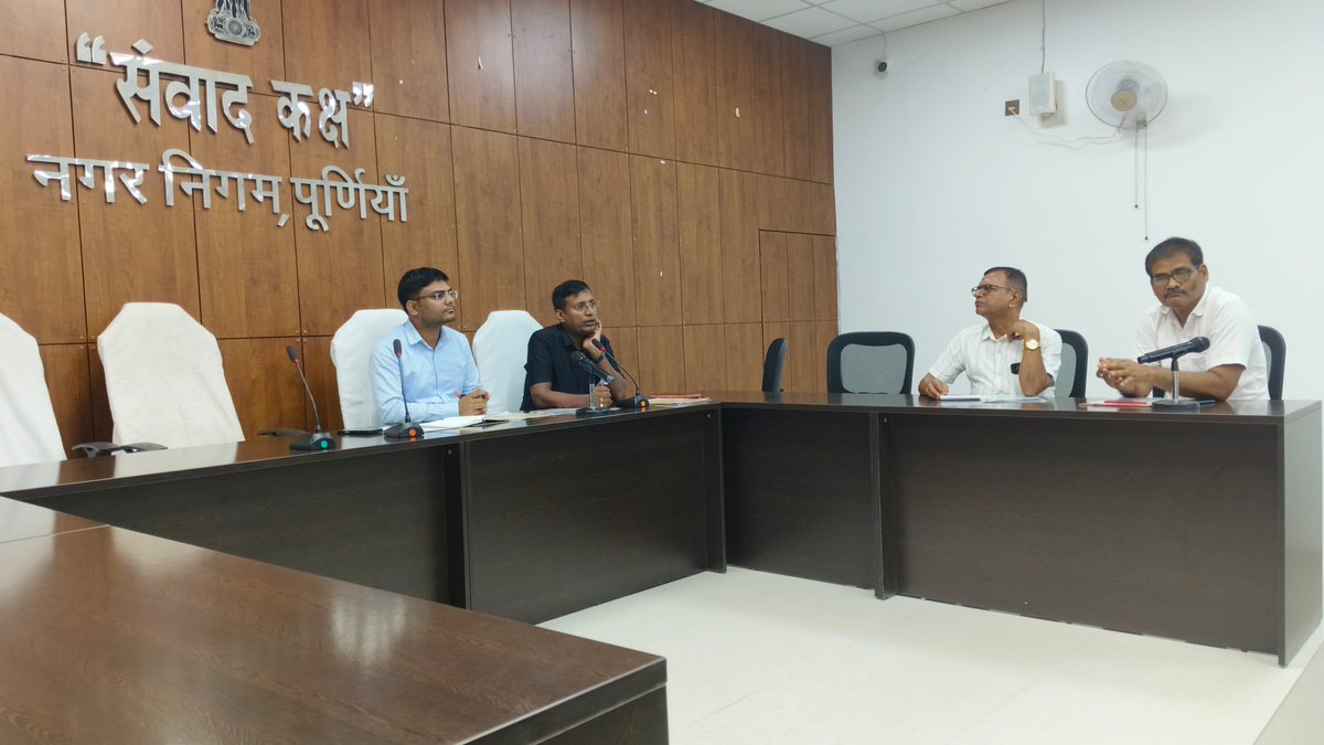 dmpurnea's tweet photo. नगर निगम पूर्णिया में शनिवार को सा०सु०पेंशनधारियों का जीवन प्रमाणीकरण में प्रगति एवं वार्डों में कबीर अंत्येष्टि अ०यो० से अच्छादित करने हेतु उप नगर आयुक्त,नगर निगम, पूर्णिया, सहायक निदेशक,जिला सामाजिक सुरक्षा कोषांग द्वारा वार्ड पा०,वार्ड प० एवं वि०मि० के साथ समीक्षा बैठक की गयी https://t.co/dN1KAhIzc1