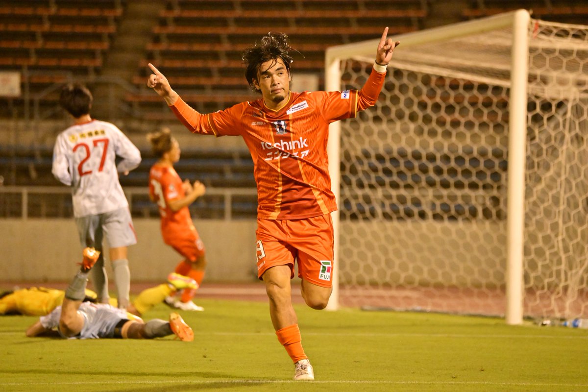 ehime_fc's tweet photo. ⚔️｜𝑭𝑼𝑳𝑳 𝑻𝑰𝑴𝑬

- 天皇杯 愛媛県代表決定戦 -
🆚#レベニロッソNC

愛媛 2 - 0 レベニロッソ

40' ⚽️#日野翔太
90+2' ⚽️#樺山諒乃介 

#ehimefc #愛媛FC https://t.co/aW0PJdhHvX