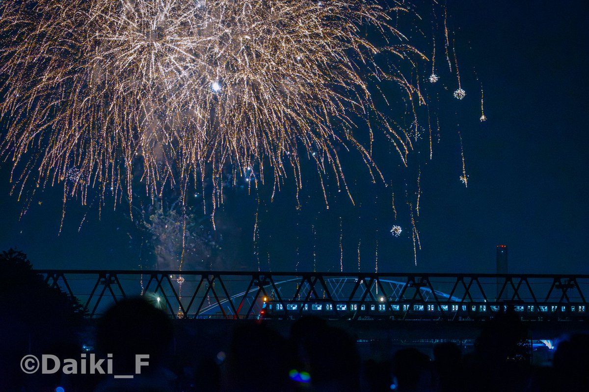 daiki_oer1251's tweet photo. 8月になりました☺️🎆

夜空に打ち上がる花火と通過する5000形🎆 https://t.co/KLsNxhpDaR
