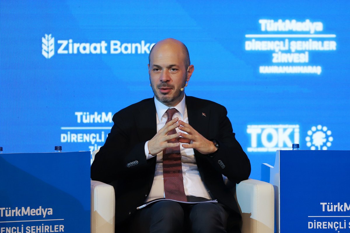 Toki_Kurumsal's tweet photo. TOKİ Başkanımız Sn. M. Levent Sungur, TürkMedya koordinasyonunda gerçekleştirilen "Dirençli Şehirler Zirvesi" panelinde yaptığı sunumda; Kahramanmaraş'ın yeniden inşa sürecindeki stratejik adımlarımızı paylaştı. 

✅ Doğru zemin, tünel kalıp teknolojisi ve yatay mimari ile afetlere dirençli şehirler oluşturuyoruz.

🏗️  Konutları, okulları, çarşıları ve diğer sosyal donatılarıyla Kahramanmaraş'ımızı yeniden sağlam ve güvenli bir şekilde inşa ettik.
