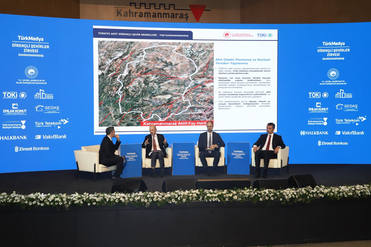 Toki_Kurumsal's tweet photo. TOKİ Başkanımız Sn. M. Levent Sungur, TürkMedya koordinasyonunda gerçekleştirilen "Dirençli Şehirler Zirvesi" panelinde yaptığı sunumda; Kahramanmaraş'ın yeniden inşa sürecindeki stratejik adımlarımızı paylaştı. 

✅ Doğru zemin, tünel kalıp teknolojisi ve yatay mimari ile afetlere dirençli şehirler oluşturuyoruz.

🏗️  Konutları, okulları, çarşıları ve diğer sosyal donatılarıyla Kahramanmaraş'ımızı yeniden sağlam ve güvenli bir şekilde inşa ettik.