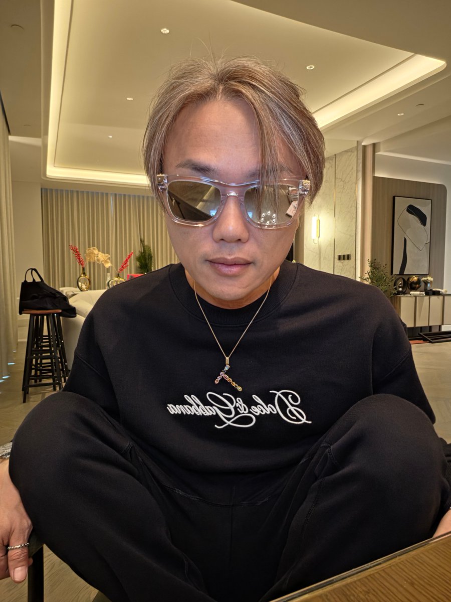 tsubasa_yozawa's tweet photo. 今日の服は #dolceandgabbana の新作セットアップです。ただのスウェットなんだけど、いくらぐらいするんだろう。レシート見ても、どれがどれか、分かんない！ https://t.co/2rZ6Ox3t1p