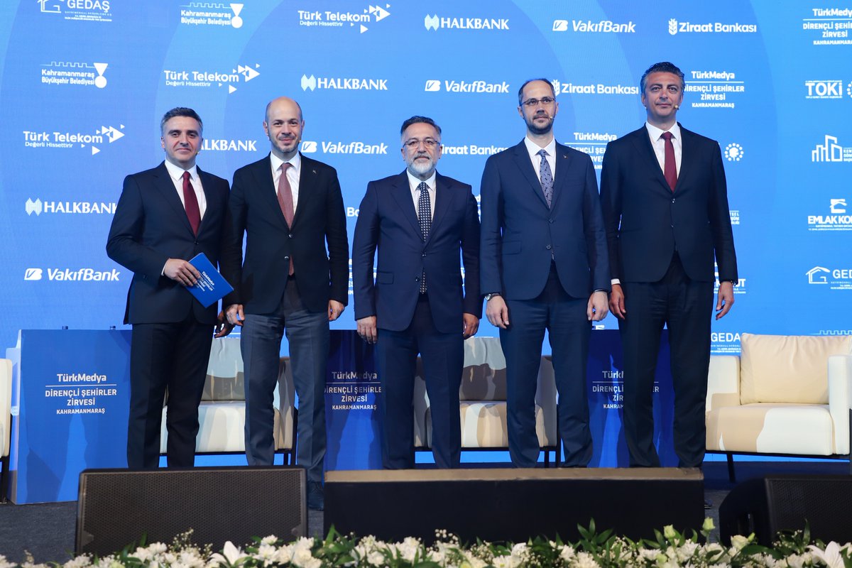 Toki_Kurumsal's tweet photo. TOKİ Başkanımız Sn. M. Levent Sungur, TürkMedya koordinasyonunda gerçekleştirilen "Dirençli Şehirler Zirvesi" panelinde yaptığı sunumda; Kahramanmaraş'ın yeniden inşa sürecindeki stratejik adımlarımızı paylaştı. 

✅ Doğru zemin, tünel kalıp teknolojisi ve yatay mimari ile afetlere dirençli şehirler oluşturuyoruz.

🏗️  Konutları, okulları, çarşıları ve diğer sosyal donatılarıyla Kahramanmaraş'ımızı yeniden sağlam ve güvenli bir şekilde inşa ettik.